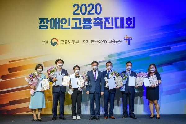 ▲장애인고용촉진대회서 ‘국무총리 표창’을 수상한 위드림의 이정열 대표이사(오른쪽 세번째)가 기념촬영을 하고 있다.