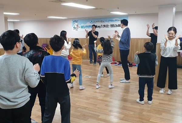 ▲JT저축은행 지역아동센터 봉사활동