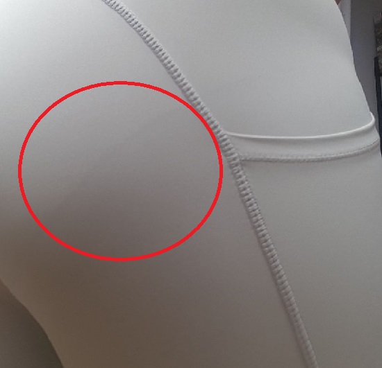 ▲속옷 색상이 비치진 않으나 속옷 선을 따라 색상의 정도가 다르다.
