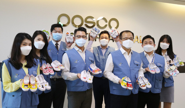 ▲ 포스코인터내셔널은 임직원이 직접 손수건, 신발을 제작해 아동들에게 전달했다.
