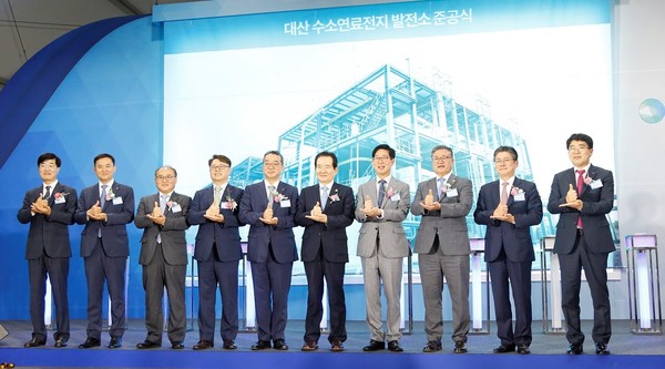 28일 열린 ‘대산 수소연료전지발전소’ 준공식에 참석한 정세균 국무총리(왼쪽 여섯번째)와 양승조 충남도지사(왼쪽 일곱번째), 유수경 두산퓨얼셀 대표이사(왼쪽 세번쨰) 등 참석자들이 기념촬영을 하고 있다.