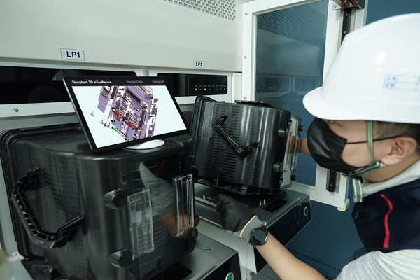 ▲현장엔지니어가 태블릿PC를 통해 Nexplant 3D eXcellence로 제작한 3D 디지털 매뉴얼을 보면서 작업하고 있다.