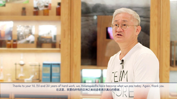 ▲영상으로 창립 기념 메시지를 전하는 서경배 회장의 모습.