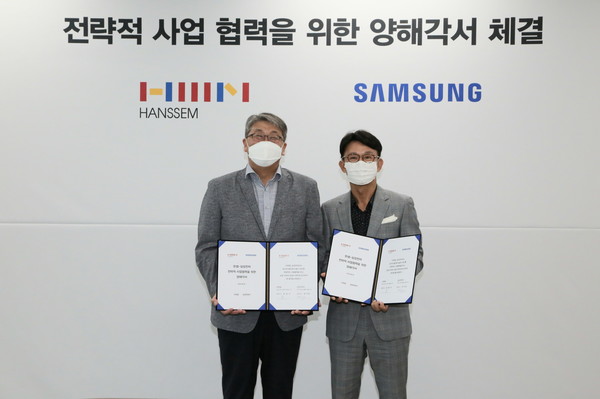 ▲강봉구 삼성전자 한국총괄(오른쪽)과 강승수 한샘 회장(왼쪽)