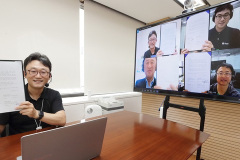 서울 광화문 KT 빌딩에서 KT 기업부문 박윤영 사장이 Digital Works 화상회의 솔루션을 통해 국내 강소기업 대표들과 MOU를 체결하고 있다