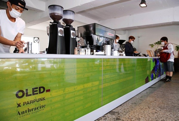 앤트러사이트 한남점에 설치된 LG디스플레이 투명 OLED 모습