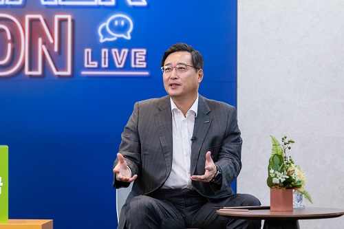 ▲ 김남구 한국투자금융그룹회장이 지난 8일, 유튜브 생방송 ‘TALK ON LIVE’로 온라인 채용설명회를 열고 학생들의 질문에 답하고 있다.