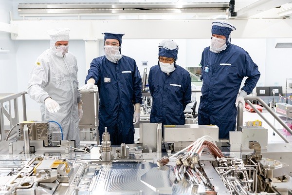 왼쪽부터 마틴 반 덴 브링크 ASML CTO, 이재용 삼성전자 부회장, 김기남 삼성전자 DS부문장 부회장, 피터 버닝크 ASML CEO