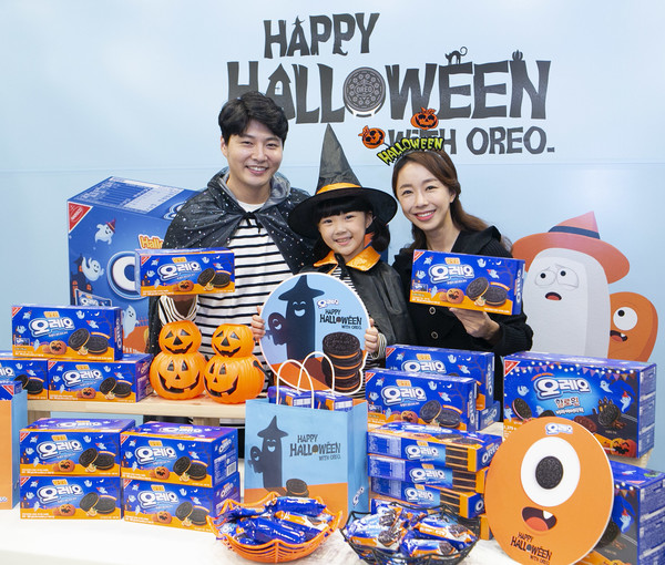 ▲13일 서울 중구 스페이스 라온에서 모델들이 ‘할로윈 오레오 오렌지 샌드위치 쿠키’를 선보이고 있다.