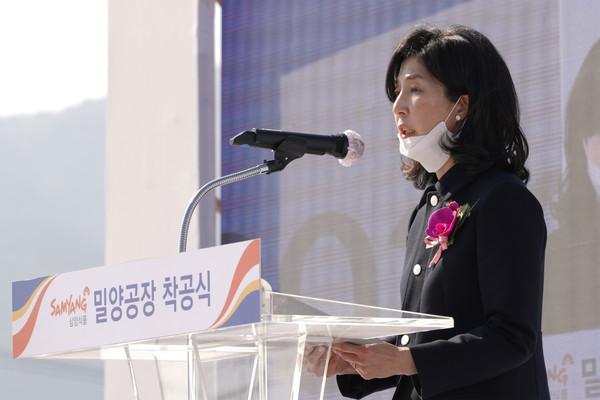 ▲김정수 삼양식품 총괄사장이 19일 밀양시 부북면 나노융합국가산업단지에서 열린 밀양공장 착공식에서 기념사를 하고 있다.