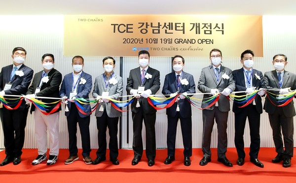 ▲지난 19일 서울 역삼동 GS타워 6층에 위치한 우리은행 TCE강남센터에서 권광석 우리은행장(왼쪽에서 다섯번째)이 우리은행 임직원 및 주요고객과 함께 기념촬영을 하고 있다.
