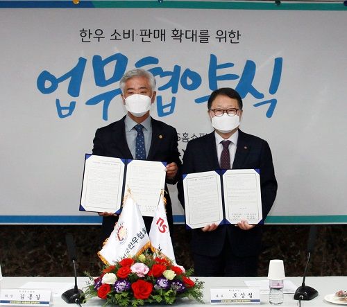 ▲왼쪽부터 전국한우협회 김홍길 회장, NS홈쇼핑 도상철 대표이사가 업무협약식에서 기념 촬영을 하고 있다.