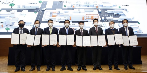 왼쪽부터 백정한 창원산업진흥원장, 박인원 두산중공업 Plant EPC BG장, 정연인 두산중공업 대표, 허성무 창원시장, 박종원 경상남도 경제부지사, 황윤철 BNK경남은행장, 이동찬 한국산업단지공단 경남지역본부장, 김희석 하나대체투자운용 대표.