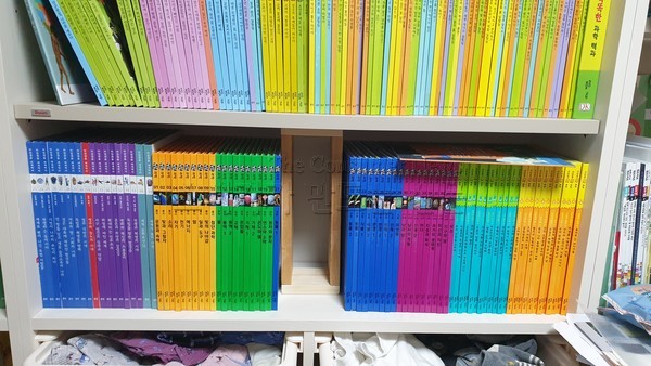 ▲선반에 휨 현상이 나타나 가운데 원목을 지지한 상태다.