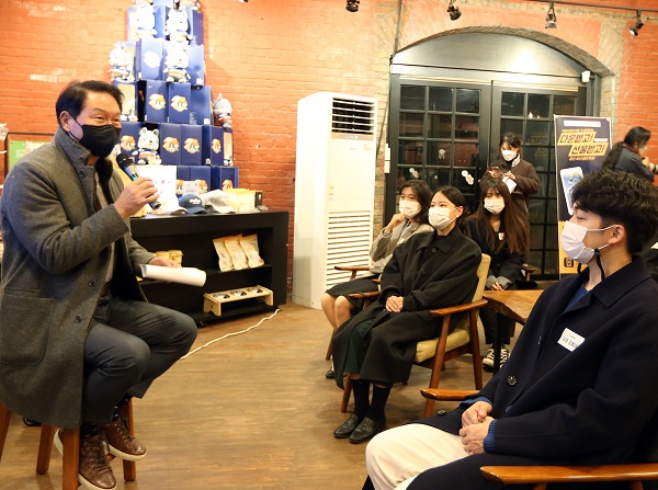 지난 24일 로컬라이즈 군산 청년 창업가들과 대화하고 있는 최태원 SK회장(왼쪽) 
