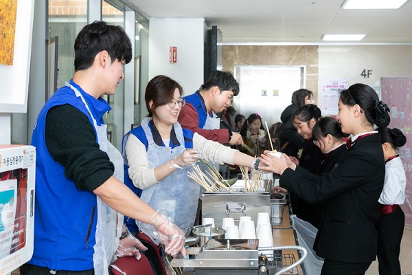 푸르메 작은음악회에서 효성나눔봉사단이 음식을 준비해 손님을 맞고 있다.