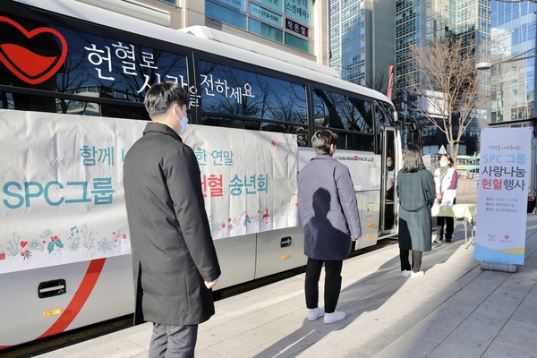 ▲SPC그룹 임직원들이 17일 서울 서초구 SPC그룹 양재사옥에서 진행된 헌혈송년회에 참여하기 위해 줄을 서있다.