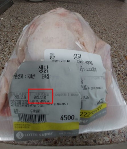 ▲28일 구입한 생닭의 유통기한이 30일로 표기된 모습.
