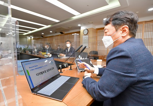 ▲ 12일 서울 중구 소재 농협은행 본점에서 열린 '디지털부문 업무보고회'에서 권준학 농협은행장이 디지털 금융부문에 대한 현안사항을 논의하고 있다.
