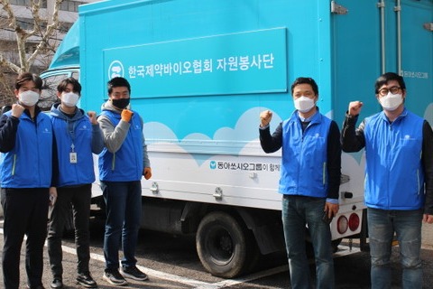 지난해 동아제약은 코로나19 긴급구호 물품을 전국 생활치료센터에 전달하는 기부 활동을 전개했다