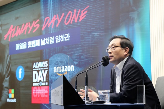 ▲ 우리금융그룹은 15일 서울시 중구 소재 우리은행 본점 시너지홀에서 2021년 경영전략회의를 비대면으로 개최했다. 손태승 우리금융그룹 회장이 그룹사 임직원에게 “매일을 첫날처럼 새롭게 임하라”고 주문하고 있다.