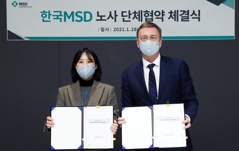 케빈 피터스 한국MSD 대표이사(오른쪽)와 심상남 한국MSD 노동조합 노조위원장