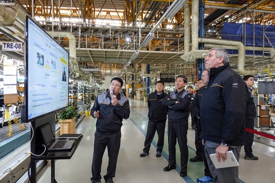 ▲르노 그룹 드 로스 모조스 부회장(오른쪽)이 2019년 부산공장을 방문해 생산 현장의 주요 사항들을 점검하고 있다.