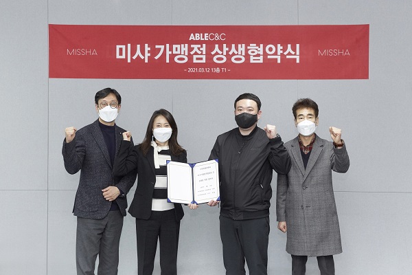 ▲ (왼쪽부터)국내영업본부장 정성민 상무, 에이블씨엔씨 조정열 대표, 미샤 가맹점주협의회 권태용 회장, 미샤경복궁점 연남석 점주가 기념촬영을 하고 있다.