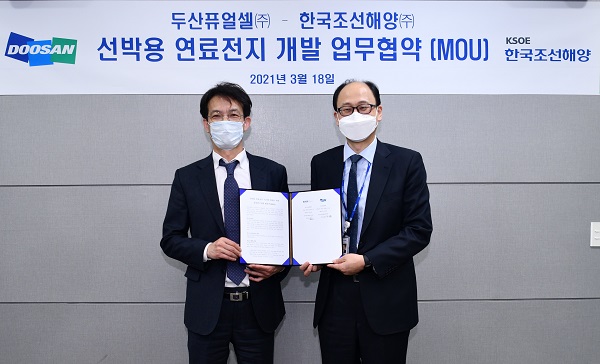 두산퓨얼셀 문상진 상무(왼쪽)와 한국조선해양 심우승 상무가 ‘선박용 연료전지 공동개발’ 업무협약식을 마치고 기념사진을 촬영하고 있다.