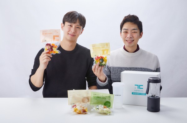 ▲롯데칠성음료 사내벤처TF의 안진욱 대리(왼쪽)와 박민광 대리