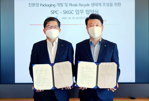 ▲SPC팩 김창대 대표(오른쪽)와 SK종합화학 나경수 사장