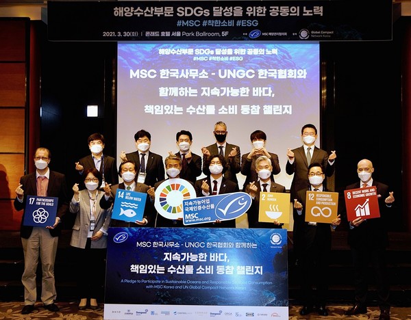 ▲▲올가홀푸드 강병규 대표(윗줄 맨 오른쪽)가 29일 열린 '해양수산부문 SDGs 달성을 위한 업무협약식' 참석자들과 기념 촬영을 하고 있다