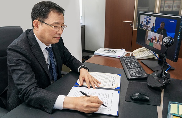 효성티앤씨 관계자가 8일 화상으로 여수광양항만공사, 플리츠마마와 ‘리젠오션’ 프로젝트 업무협약(MOU)을 체결하고 있다.