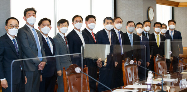 ▲은성수 금융위원장(왼쪽에서 일곱 번째)이 9일 여신전문금융회사·저축은행 최고경영자(CEO) 간담회에서 참석자들과 기념촬영을 하고 있다. 