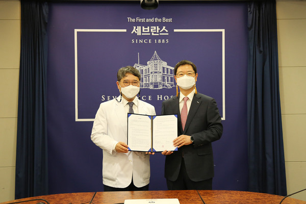 ▲일동제약 윤웅섭 대표(오른쪽)와 연세의료원 대외협력처장 구성욱 교수