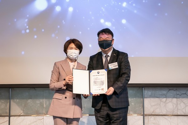 ▲유병철 OK저축은행 전무(오른쪽)가 한정애 환경부 장관으로부터 지정서를 수여 받고 있다.