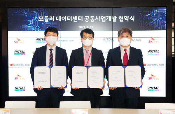 ▲(왼쪽부터) 구도준 리탈코리아 대표, 윤혁노 SK건설 에코엔지니어링부문장, 김병진 원방테크 대표