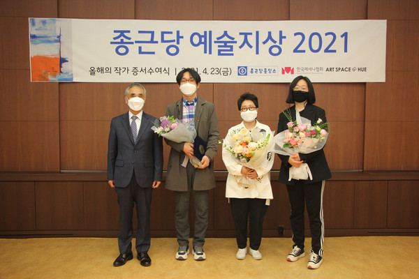 ▲(왼쪽부터) 종근당홀딩스 김태영 대표, 이재훈 작가, 이해민선 작가, 정직성 작가