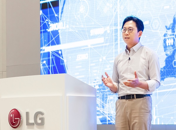 배경훈 LG AI연구원장이 17일 비대면 방식으로 진행된 'AI토크콘서트'에서 발표하고 있다.