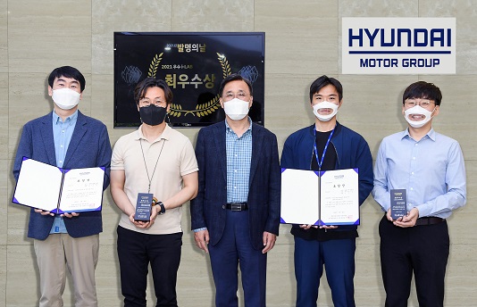 ▲왼쪽부터 성주영 책임연구원, 오지원 책임연구원, 연구개발본부 부본부장 박정국 사장, 이근석 책임연구원, 김남균 책임연구원