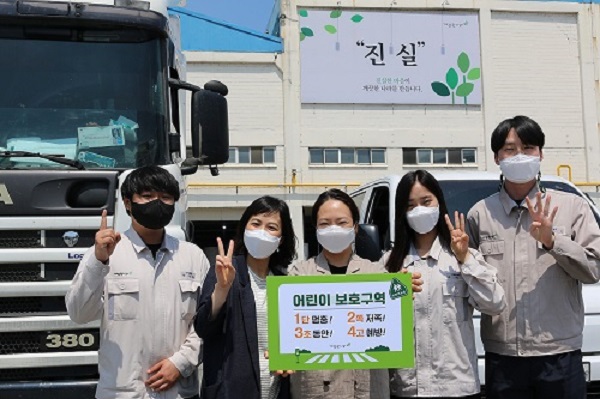▲깨끗한나라 최현수 대표가 신은숙 마케팅 담당 및 안전보건팀과 함께 어린이 교통안전 릴레이 챌린지에 참여하고 있다.