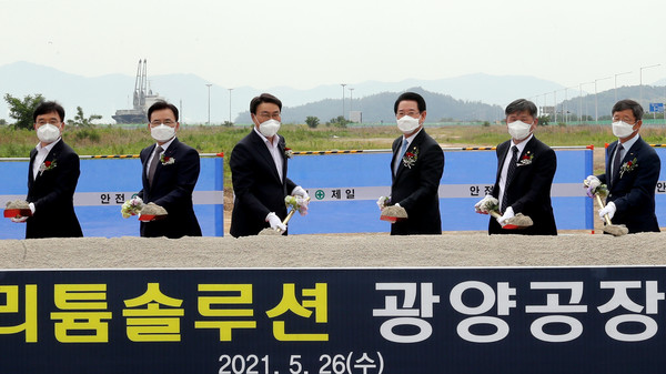 왼쪽부터 포스코건설 김민철 플랜트사업본부장, LG에너지솔루션 김명환 사장, 포스코 최정우 회장, 전남도지사 김영록, 국회의원 서동용, 광양만권경제자유구역청장 김갑섭, 광양부시장 김경호