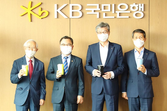 ▲ 지난 26일 KB국민은행 여의도 신관에서 열린 KB Green Wave 1.5℃ 금융상품 패키지 출시 행사에서 참석자들이 기념촬영을 하고 있다. 왼쪽부터 손봉호 푸른아시아 이사장, 홍정기 환경부 차관, 허인 KB국민은행장, 박성수 KB국민카드 부사장