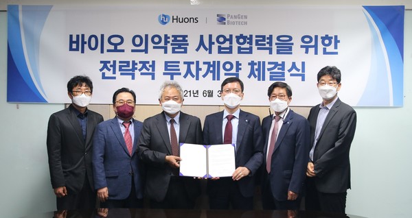 ▲휴온스글로벌 윤성태 부회장(중앙 오른쪽)과 팬젠 윤재승 대표(중앙 왼쪽)