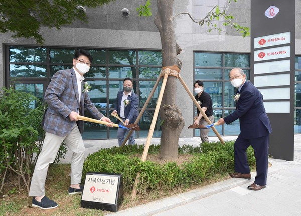 ▲신사옥 개소식 목련나무 식수 행사