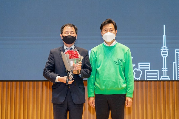 김용섭 효성티앤씨 대표(왼쪽), ‘리젠서울’이 적용된 플리츠마마의 러브서울 에디션 상의를 입고 있는 오세훈 서울시장