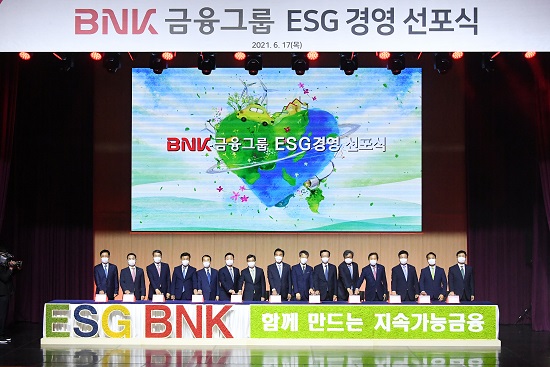 ▲ BNK금융그룹은 17일(목), 전 계열사 경영진이 참석한 가운데 ‘ESG BNK, 함께 만드는 지속가능금융’을 슬로건으로 ESG(환경·사회·지배구조) 경영 선포식을 개최했다. (사진 왼쪽에서 일곱번째부터 허진호 BNK금융지주 ESG위원회 위원장, 김지완 BNK금융그룹 회장, 조용언 BNK금융지주 ESG자문위원회 위원장)