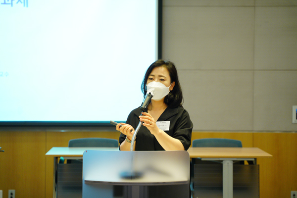 ▲안수현 한국외국어대학교 법학전문대학원 교수가 서울 여의도 전경련회관 에메랄드홀에서 열린 '2021 소비자금융포럼'에 참석해 ‘금융소비자보호법상 사전예방 조항의 한계와 입법과제’ 주제로 발표하고 있다.