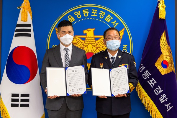 ▲임은성 커피에반하다 대표(왼쪽)와 신종목 영등포경찰서장