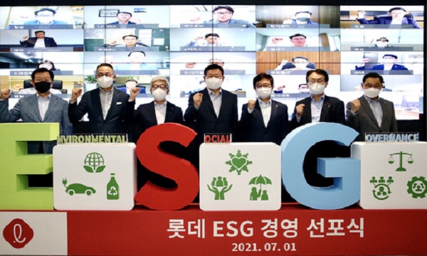 ▲(왼쪽부터) 롯데그룹 이영구 식품BU장, 이동우 롯데지주 대표이사, 송용덕 롯데지주 대표이사, 신동빈 롯데 회장, 강희태 유통BU장, 김교현 화학BU장, 이봉철 호텔&서비스BU장.